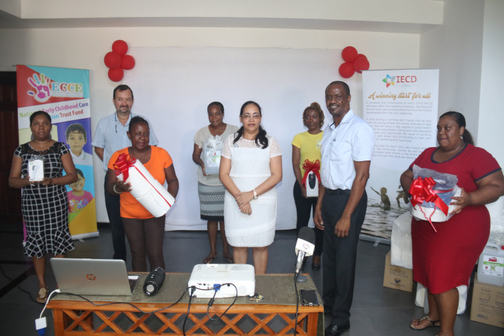 A souvenir photograph after the handover ceremony (Photo: Joena Meme)