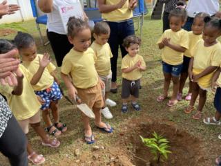 Children-at-Kinderland-getting-ready-to-plant-their-trees